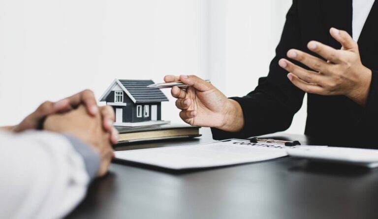 En boligkjøper diskuterer med en advokat om "Selges som den er" klausul